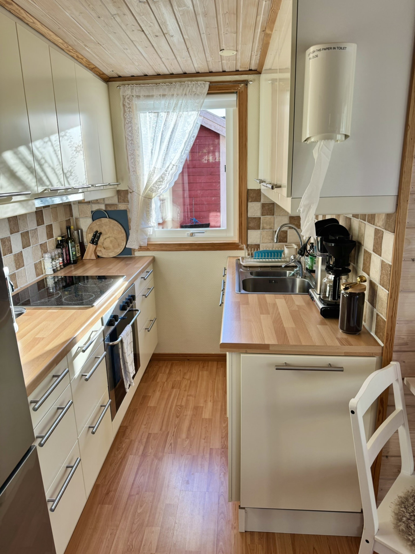 The small, fully equipped kitchen