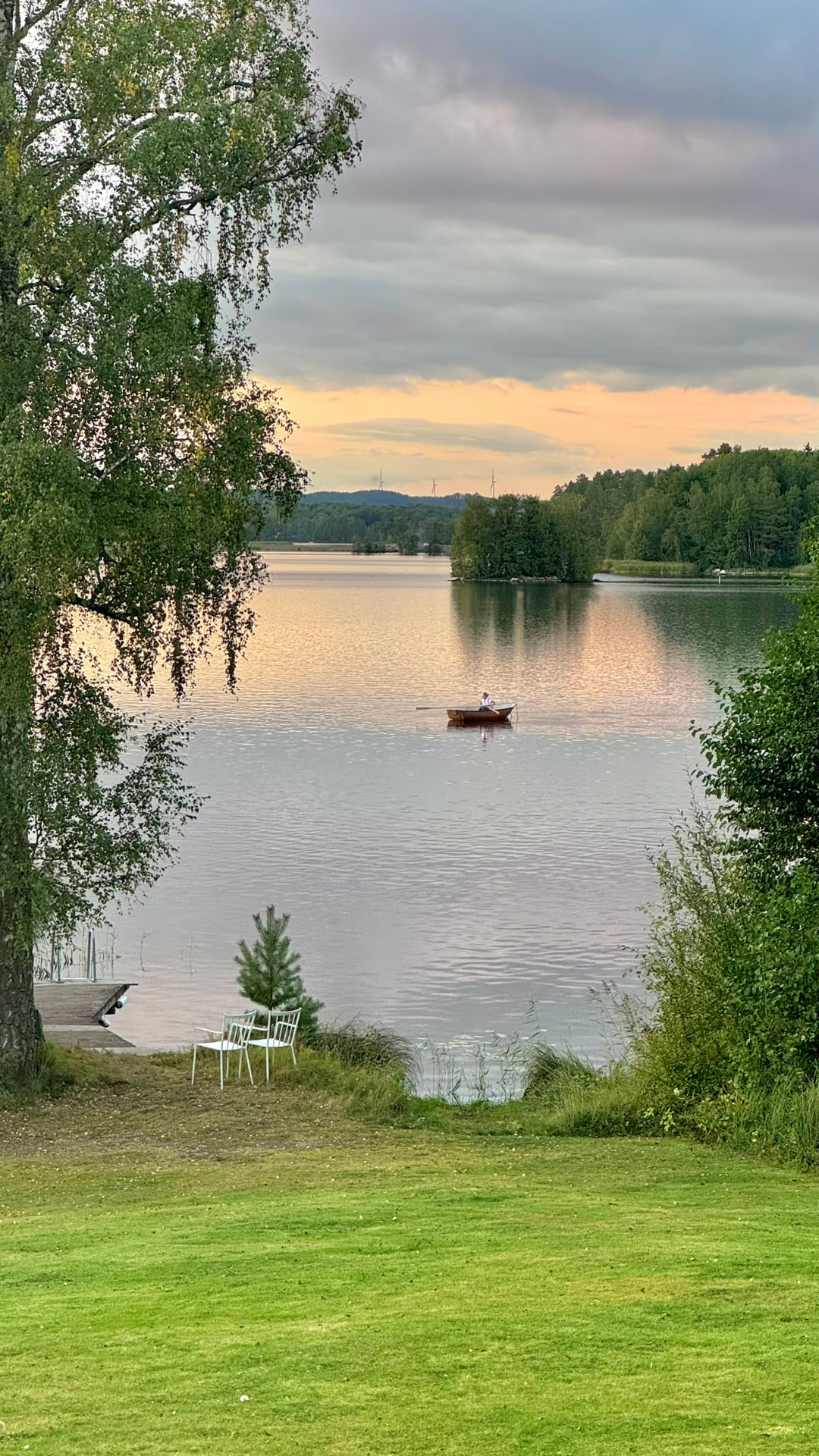 A rowing boat on Lake Bunn in the evening light